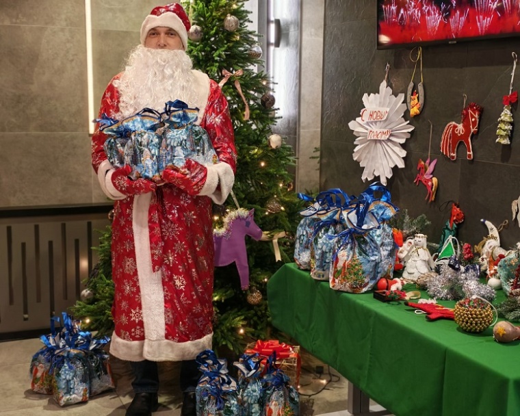 «Разрез Тайлепский» дарит новогоднее настроение детям 