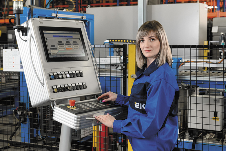 IEK GROUP нарастила плотность роботизации производства до уровня мировых лидеров