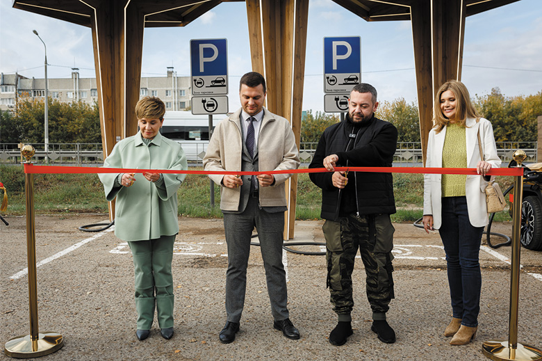 Слева направо: генеральный директоре ГК Трансэнергопром Елена Климашевская, глава Цивильского муниципального округа Алексей Иванов, главный советник генерального директора завода «Москвич» Эрик Китуашвили