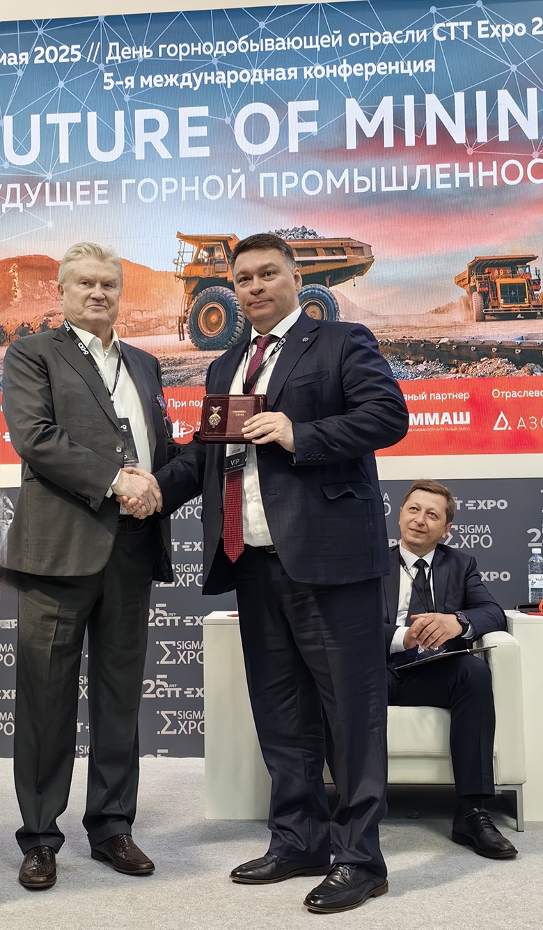 За вклад в развитие цифровизации горной отрасли России и развитие отношений с предприятиями Китая Максиму Соннову была вручена медаль «Горняцкая слава 2-й степени».