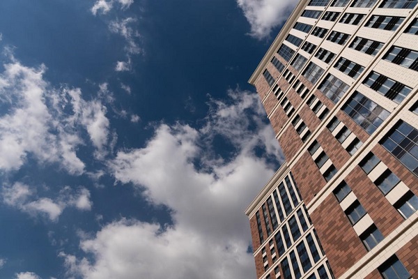 В Санкт-Петербурге построили жилой комплекс с зарядными станциями ABB