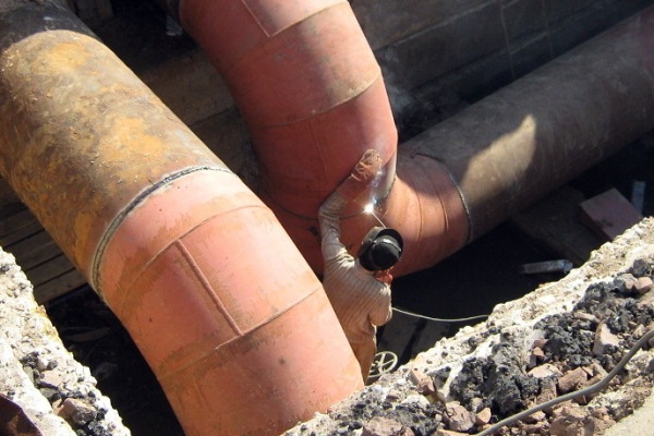 Завершается ремонт подающего тепло в три района Кемерова трубопровода