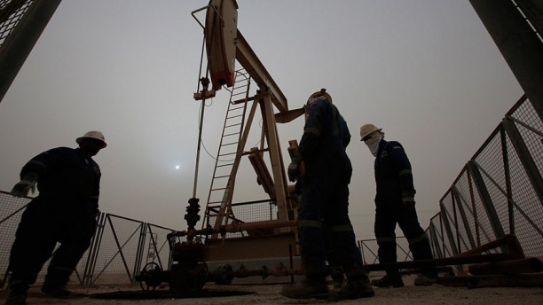 Нефть укрепилась на уровне 53 долларов за баррель 