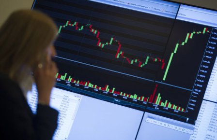 Цена на нефть держится выше 50 долларов