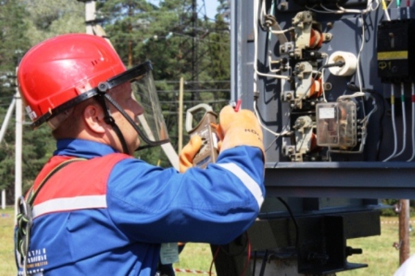  Саратовские энергетики отремонтировали подстанцию в Шумейке