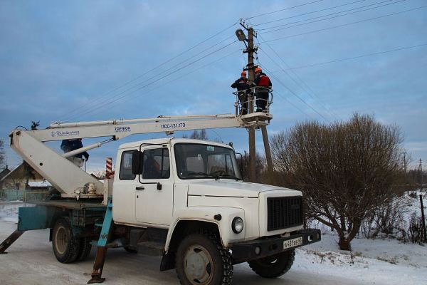 Псковские водители шесть раз повреждали опоры ЛЭП за новогодние праздники 
