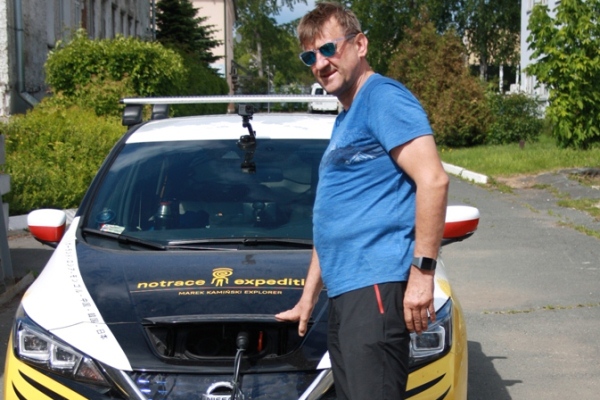 «Удмуртэнерго» зарядило электромобиль польского путешественника Марека Каминского