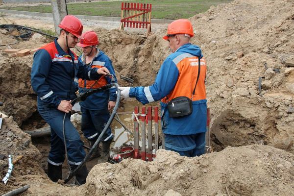 Псковэнерго переносит ЛЭП для строительства дороги к новому жилому кварталу 