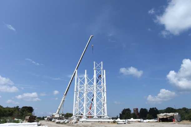 «Янтарьэнерго» продолжает осуществлять монтаж стилизованных опор в виде якорей