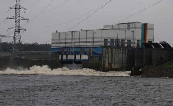 На Белопорожской ГЭС-2 ведутся работы по ликвидации последствий размыва дамбы