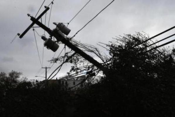 Ураганный ветр оставил без электроснабжение более 20 тысяч жителей Сибири