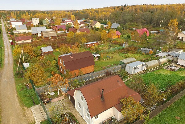 Пожилым москвичам на самоизоляции доставляют на дачи дрова и уголь 