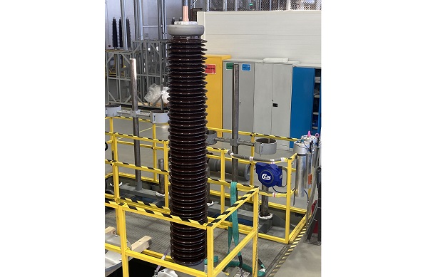 Завод Hitachi ABB Power Grids расширяет линейку выпускаемых высоковольтных вводов