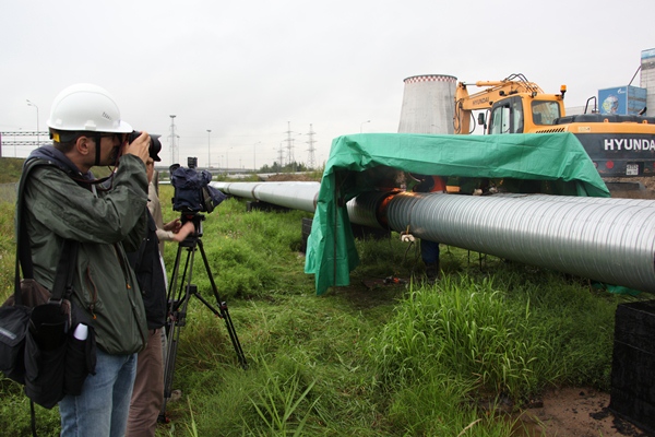 Свердловские энергетики меняют тепломагистраль в поселке Чащавита