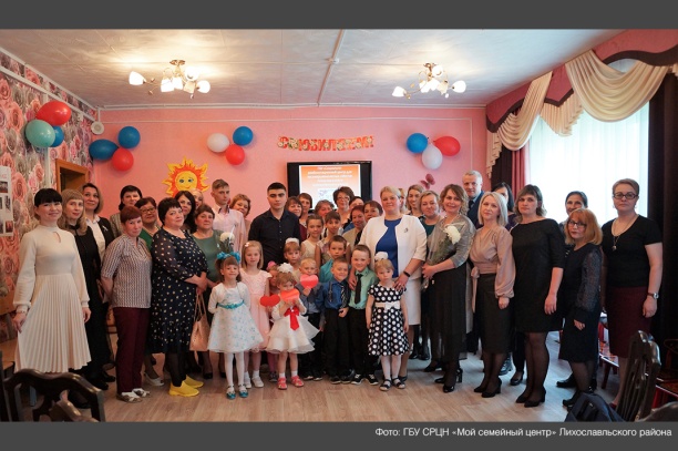 СОЦИАЛЬНАЯ ОТВЕТСТВЕННОСТЬ: СВЕТИЛЬНИКИ В ПОДАРОК ДЕТСКОМУ ЦЕНТРУ ОТ ЛЗСИ