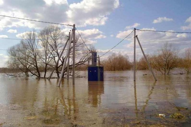 Из-за подтопления ЦРП в Свердловской области без электричества остались около тысячи жителей