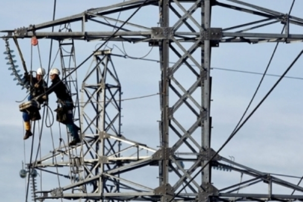 На западе Пензенской области специалисты убирают лед с проводов ЛЭП