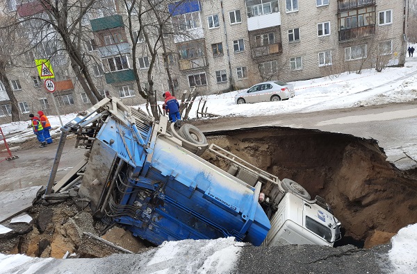 Энергетики «Пермэнерго» приняли участие в спасательной операции по подъему грузового автомобиля 