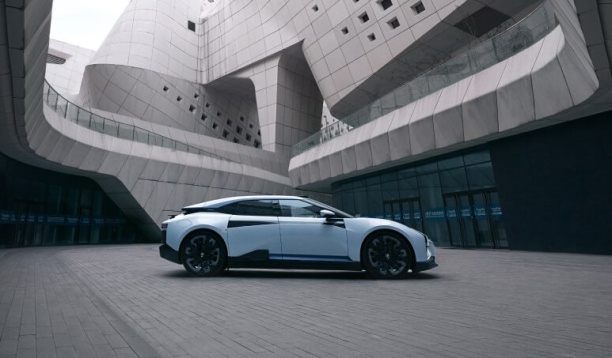 Китайский производитель представил новый сверхмощный электроседан 