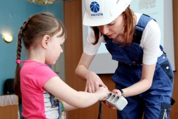 Специалисты «Ленэнерго» рассказали об электробезопасности воспитанникам детского дома Ленобласти 