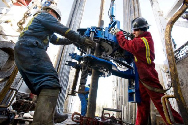 Цена на нефть приблизилась к 50 долларам