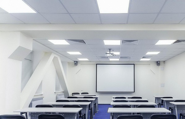 В Кировском районе Петербурга школы сэкономят на освещении