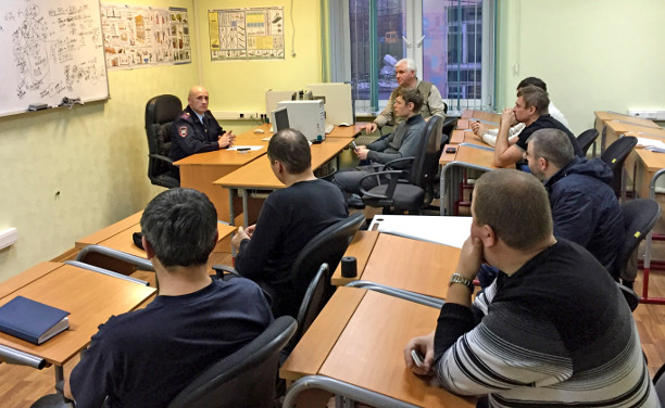 Вопросы безопасности дорожного движения обсудили водители Колэнерго с представителем ГИБДД