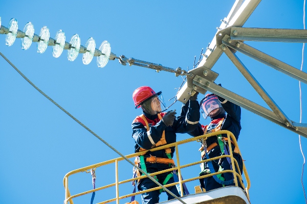 «Белгородэнерго» выполнило половину годовой ремонтной программы
