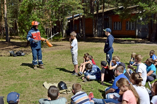 Специалисты «Псковэнерго» знакомят детей из загородных лагерей с правилами электробезопасности