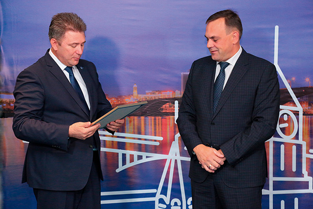 Министр промышленности, энергетики и ЖКХ Красноярского края Евгений Афанасьев и первый заместитель председателя правления АО СО ЕЭС Сергей Павлушко