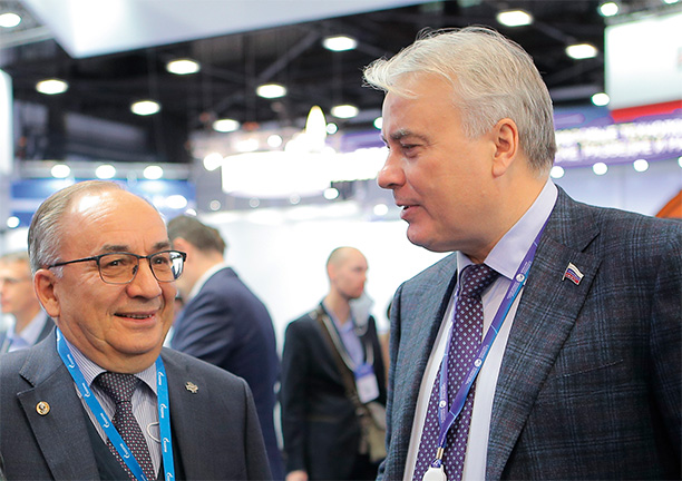 Управляющий директор&nbsp;— генеральный конструктор АО «ОДК-Авиадвигатель» Александр Иноземцев и председатель Комитета ГД РФ по энергетике Павел Завальный