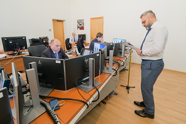 Старший судья противоаварийной тренировки Константин Корб и&nbsp;команда Смоленского РДУ