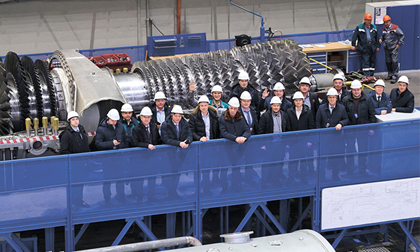 Участники межведомственного совещания по вопросам технологического суверенитета энергетического комплекса РФ (состоялось в «Силовых машинах» 1&nbsp;декабря) на стенде сборки головного образца газовой турбины ГТЭ-170 «Силовых машин»