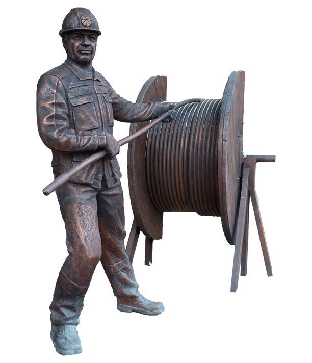 Памятник электромонтеру